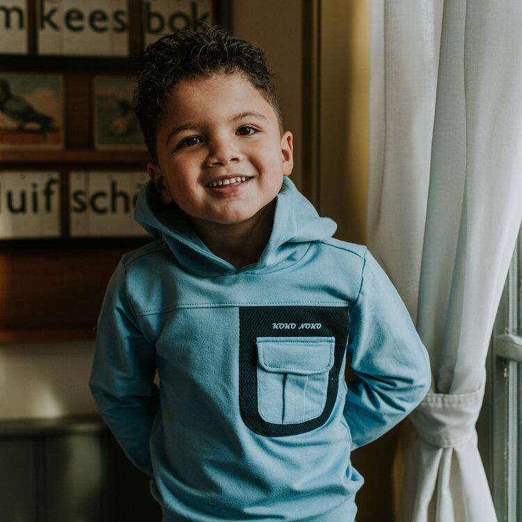 Koko Noko jongens hoodie lichtblauw cargo zak | M60868-37