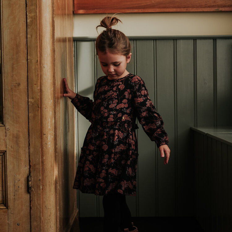 Koko Noko Mädchenkleid, schwarz, mit Blumenmuster | M60940-37