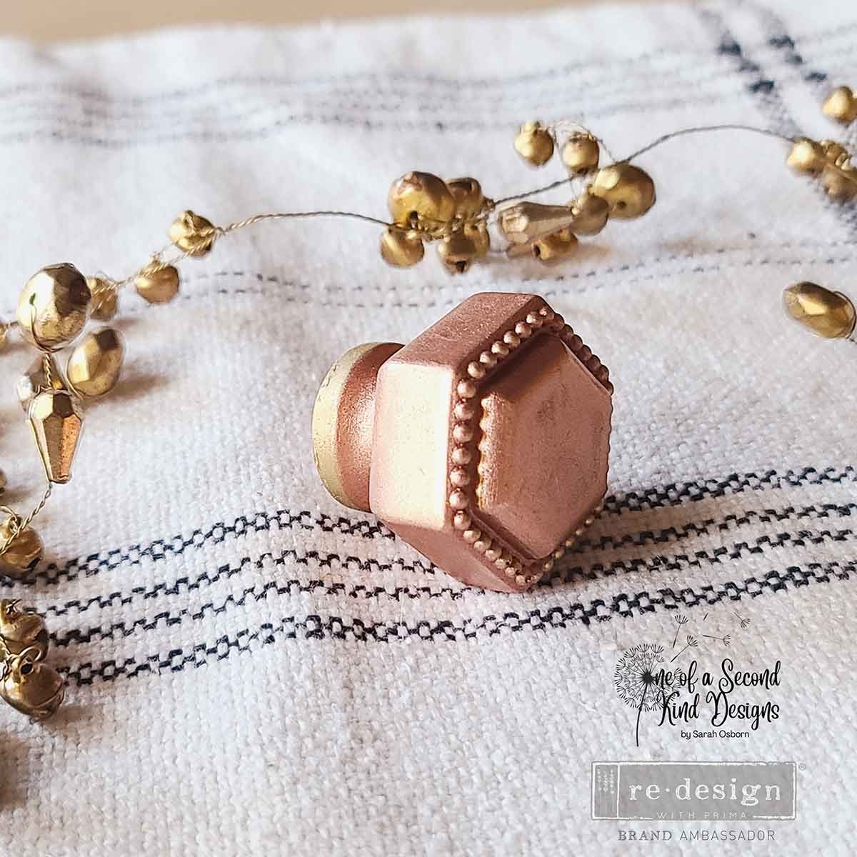 Redesign with Prima Redesign - Mould - Imperial Pearl (CECE)