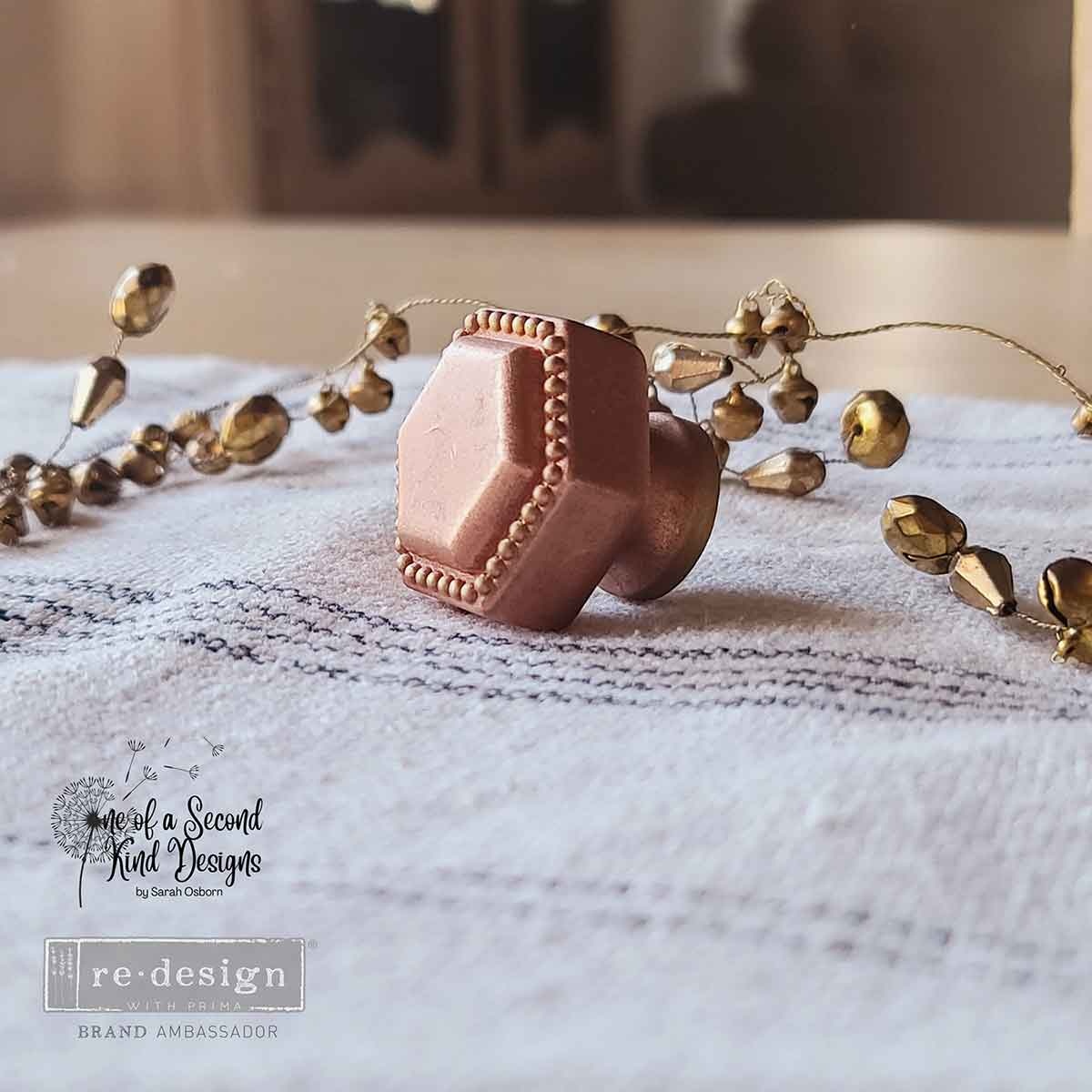 Redesign with Prima Redesign - Mould - Imperial Pearl (CECE)