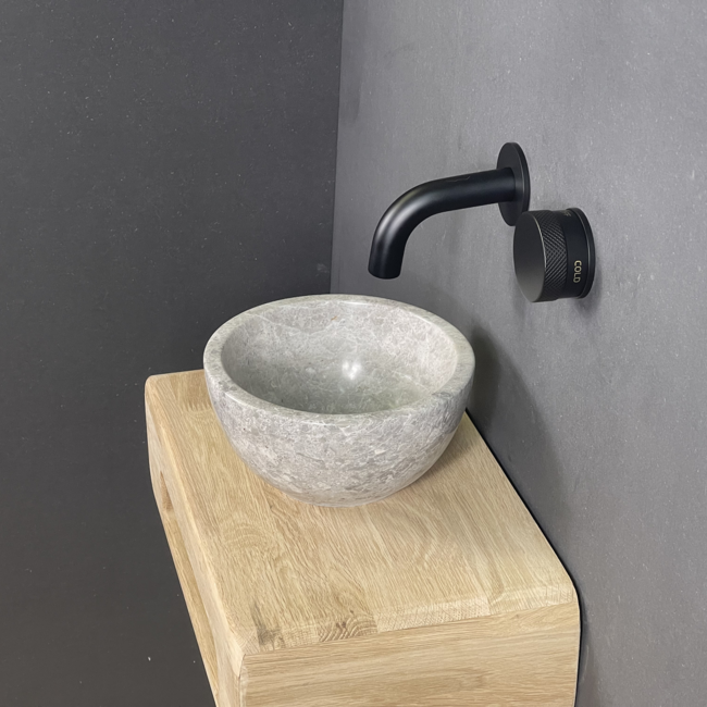 Como fonteinset toilet Tundra. Natuursteen mini waskom met eiken hout plank