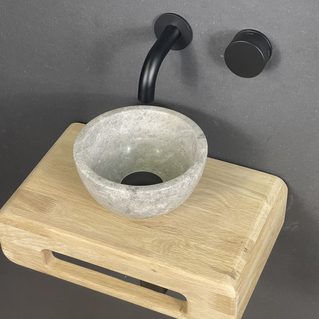 Como fonteinset toilet Tundra. Natuursteen mini waskom met eiken hout plank