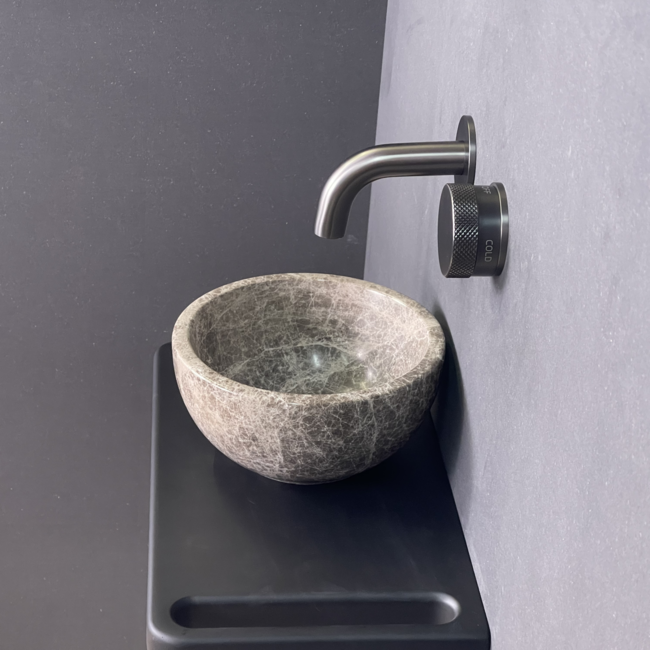 Como Mini Toilet Fonteinset – Zwarte Planchet met Handdoekhouder & Natuursteen Waskom, Gunmetal Fonteinkraan, Sifon en Afvoerplug