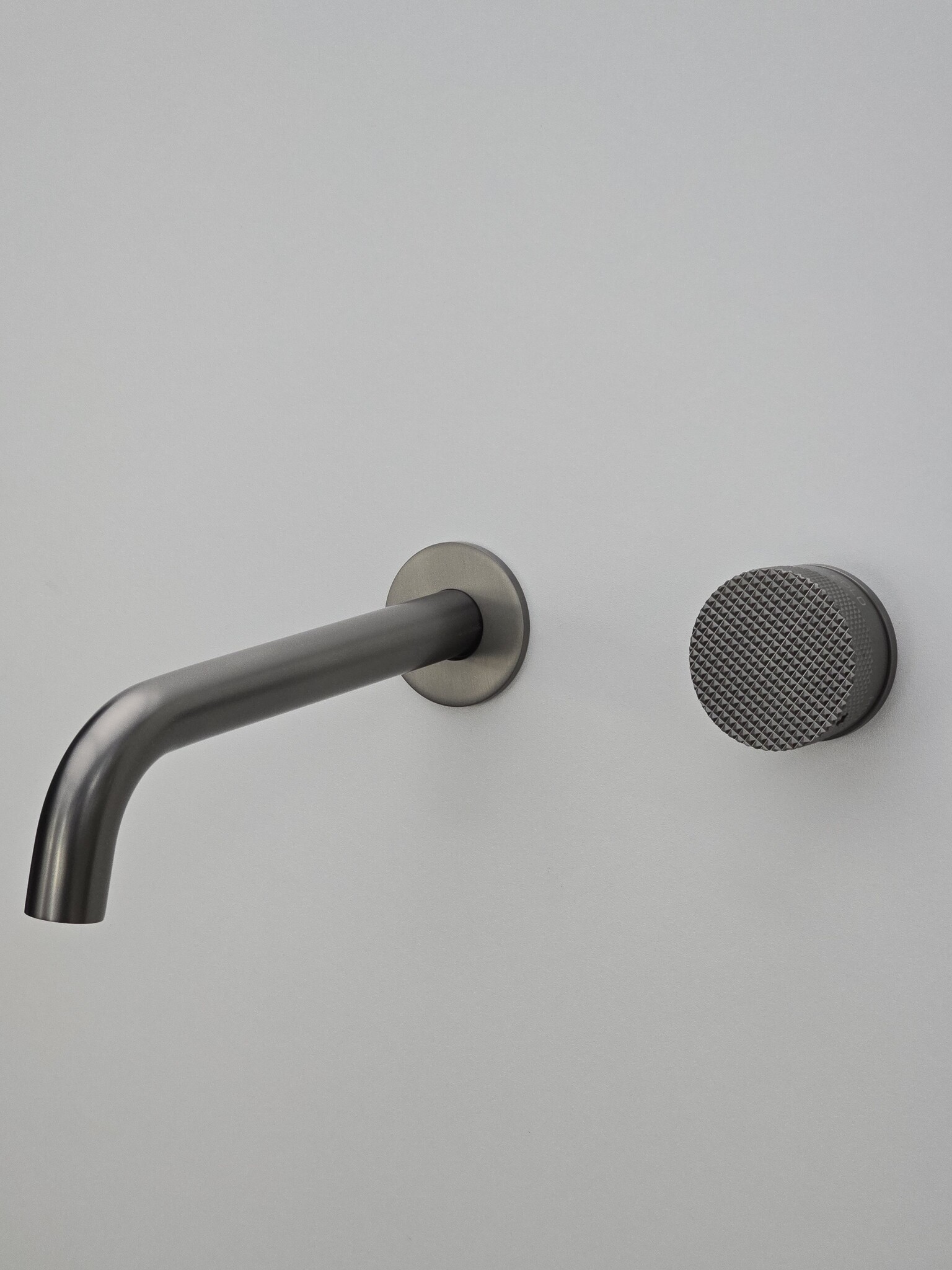Stoere wastafelkranen in gunmetal kopen? Ontdek het assortiment!