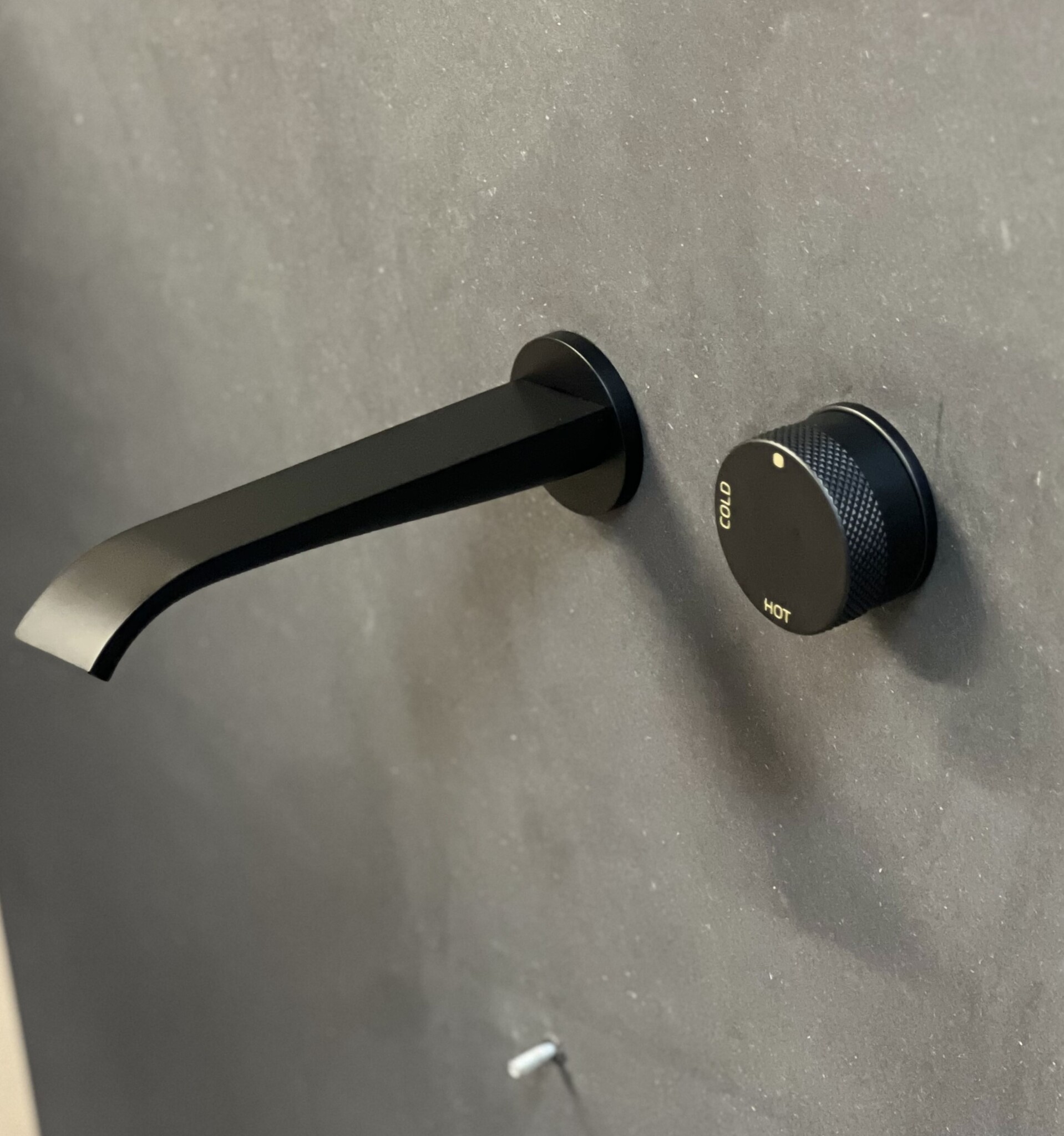 Geef je wastafel een luxe uitstraling met de stijlvolle kracht van zwart!