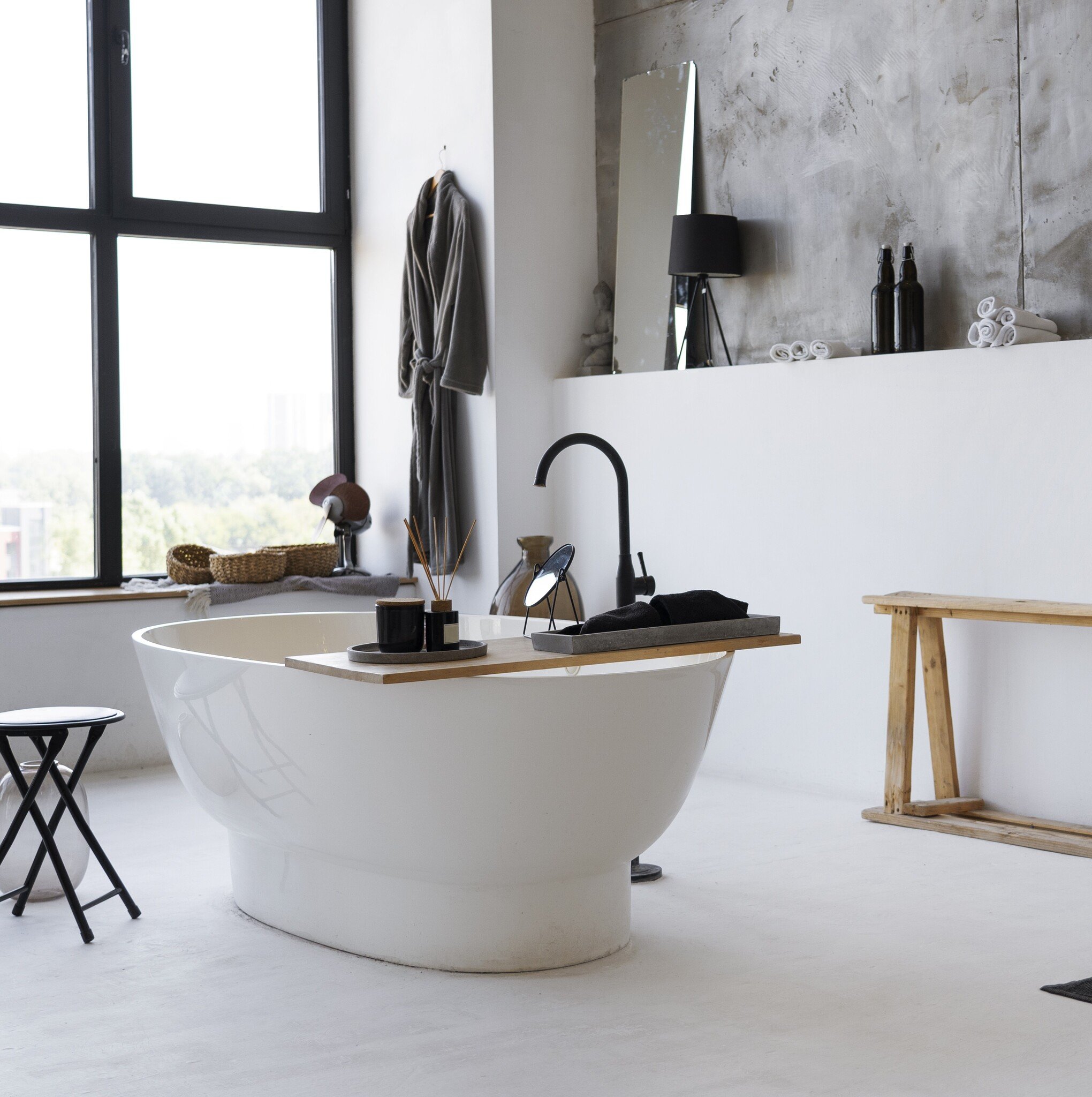 badkamer met badjas en handoeken