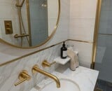 Goud in moderne badkamers