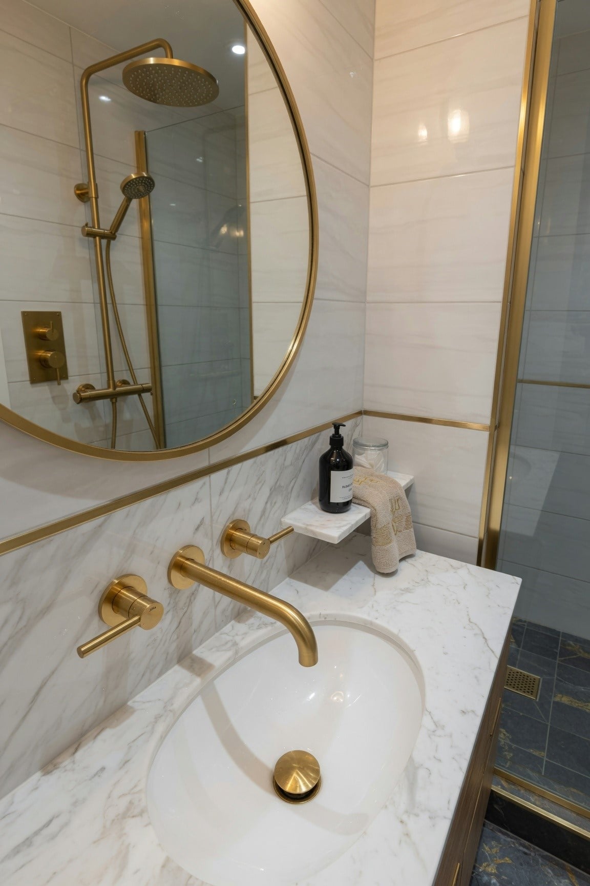 Goud in moderne badkamers