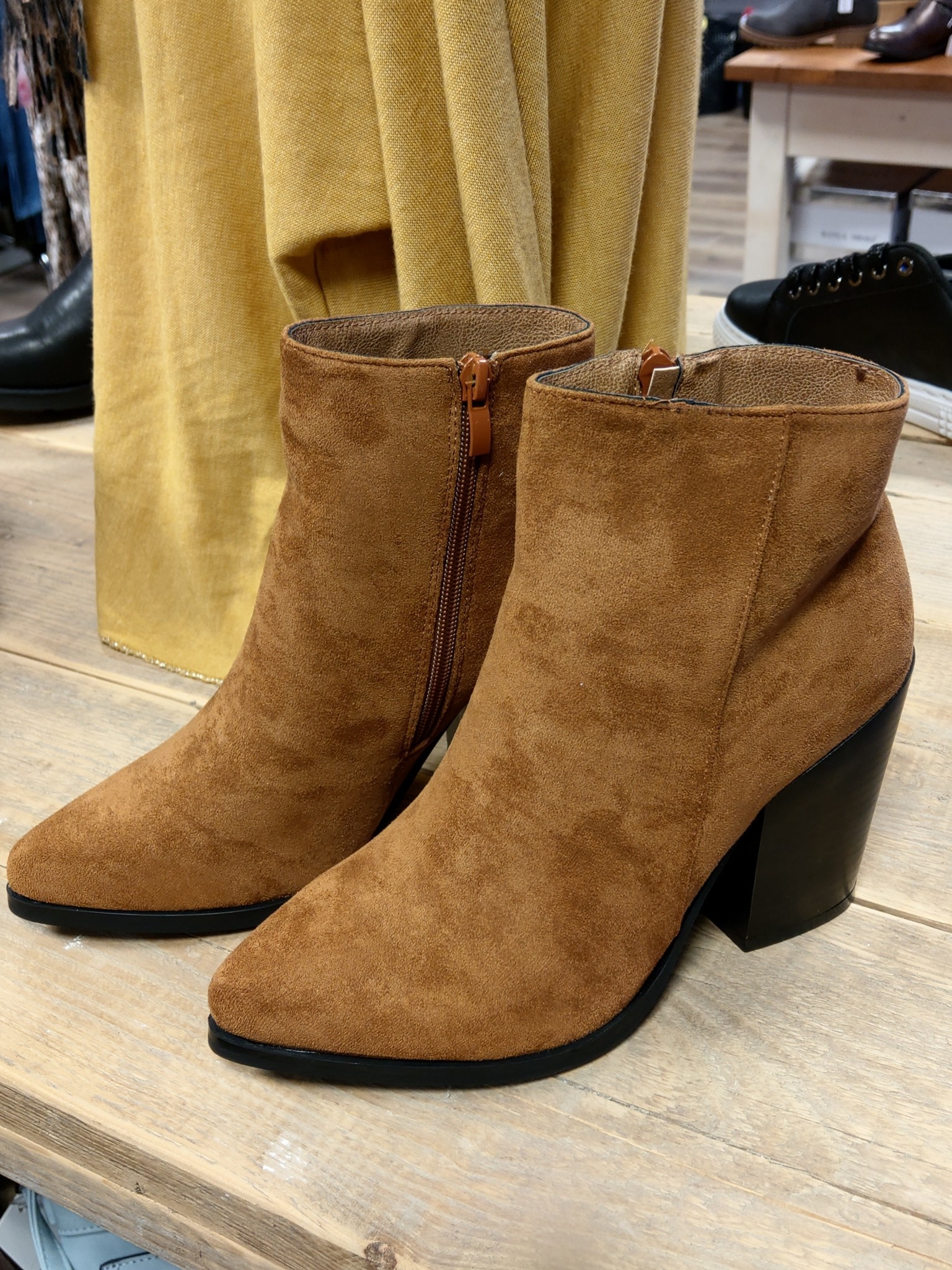 Korte hak dames laarzen | KLEDING.nl