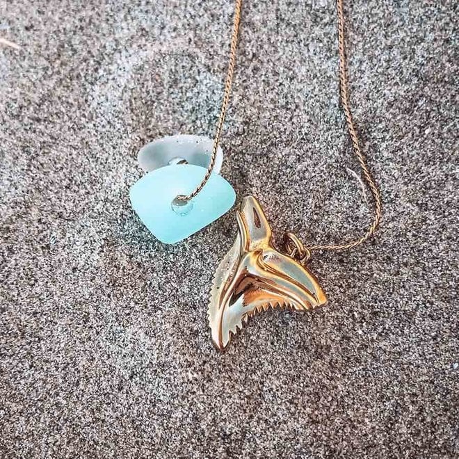 Laguna Treasures Zeeglas Ketting Haaientand Goud