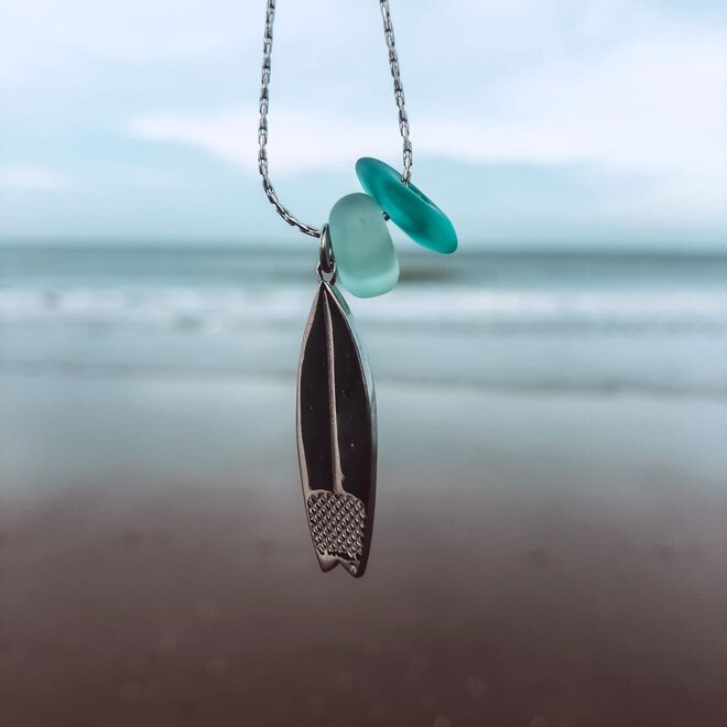 Laguna Treasures Zeeglas Ketting Surfboard Zilver