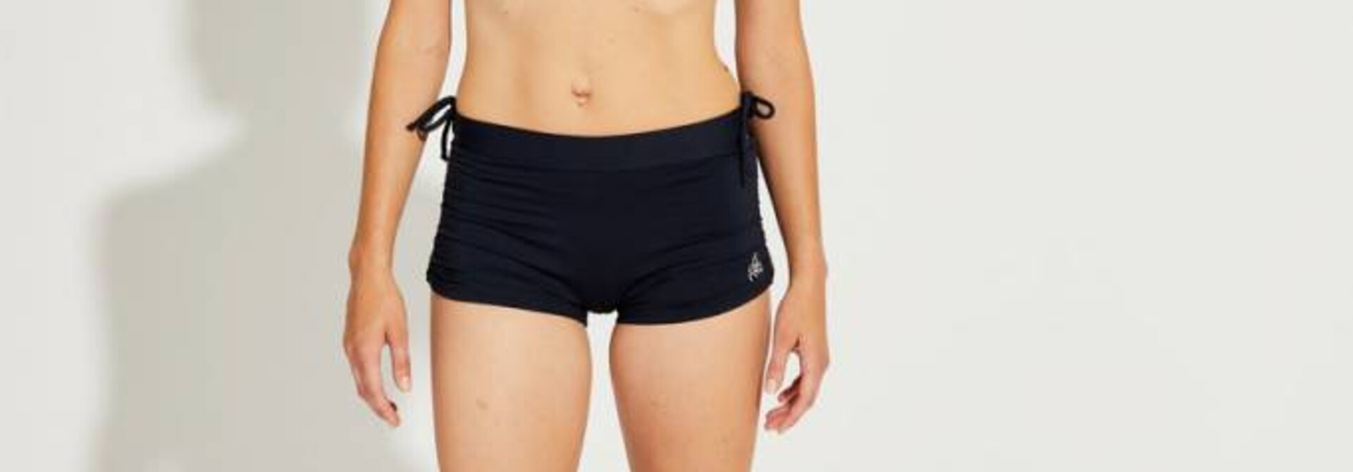 Shakti Activewear Side String Shorts - Schwarz