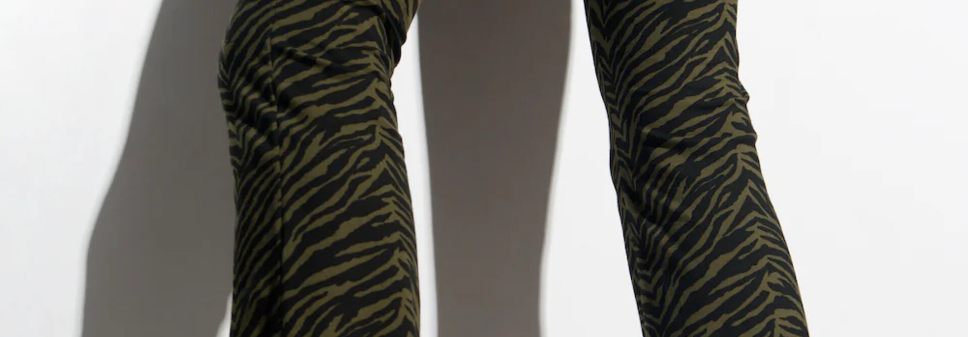 Funky Simplicity Schlaghosen mit hoher Taille, 84 cm lang – Olivgrün/Schwarzes Zebra