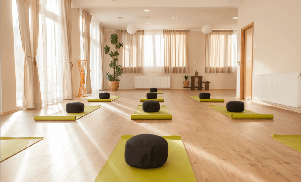 Essentiële yoga accessoires kopen? Zo gebruik je ze!