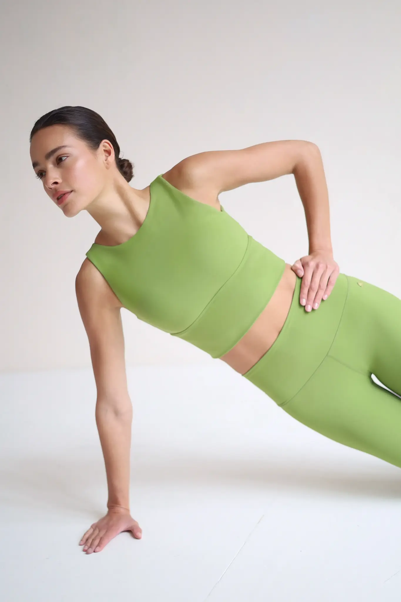 House of Gravity Cross Crop Top – Matcha-Grün-3