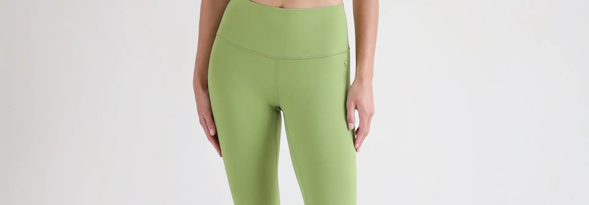 House of Gravity Cross Crop Top – Matcha-Grün