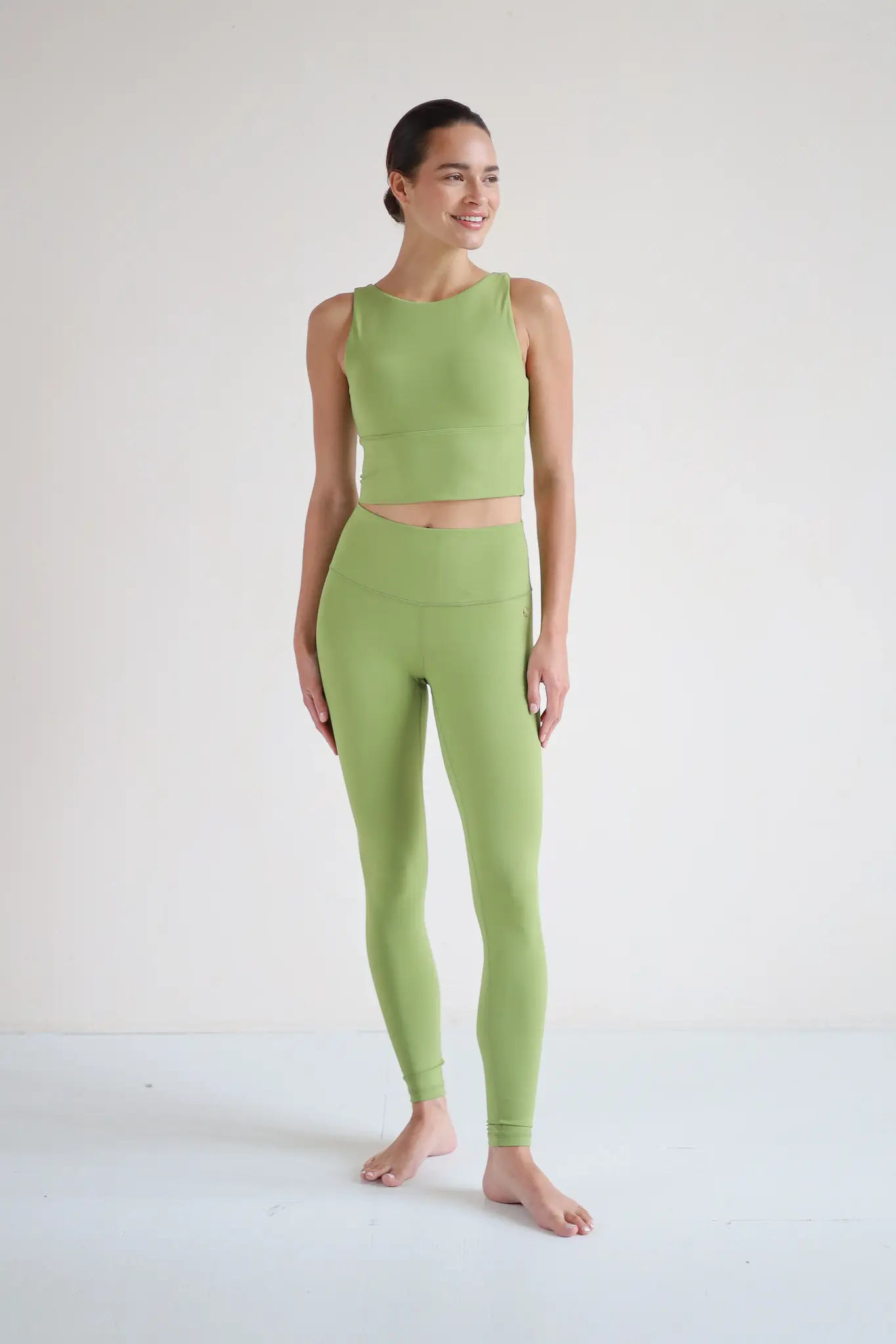 House of Gravity Cross Crop Top – Matcha-Grün-1