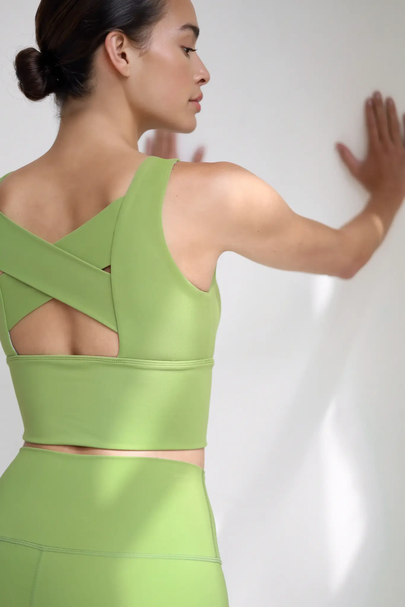 House of Gravity Cross Crop Top – Matcha-Grün-4
