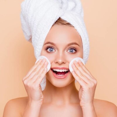 Hoe reinig en verzorg ik mijn oog huid zonder dat ik huidveroudering veroorzaak?