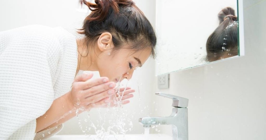Het reinigen van je gezicht is erg belangrijk, maar waarom?