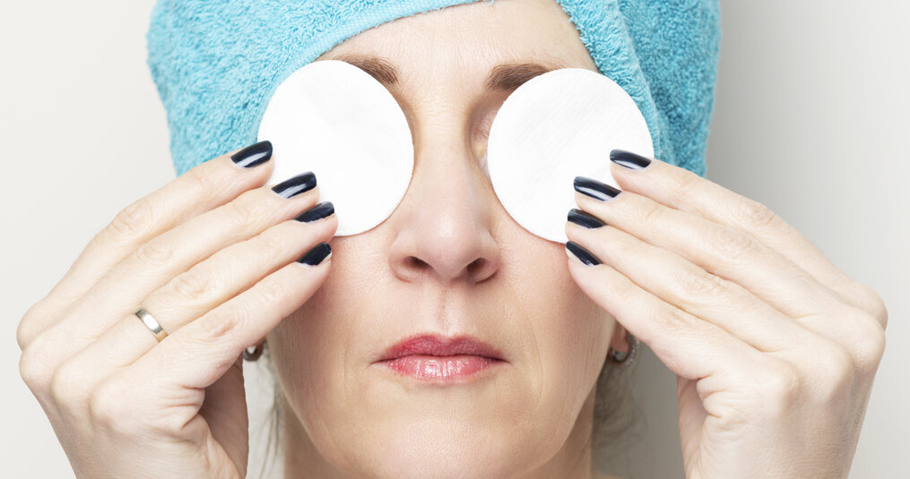 Er goed uitzien met goedkope huidverzorging en make-up