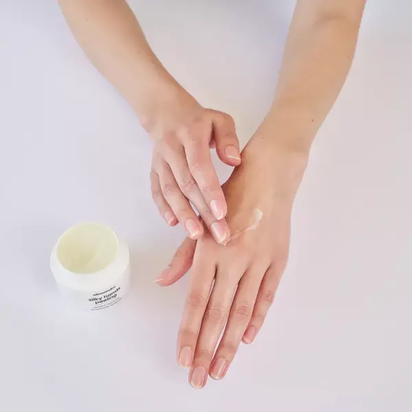 Alessandro Silky Handpeeling  - handscrub voor de meest zachte handen en een beschermd laagje 100ml