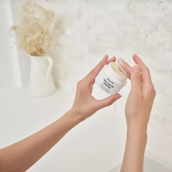 Alessandro Silky Handpeeling  - handscrub voor de meest zachte handen en een beschermd laagje 100ml