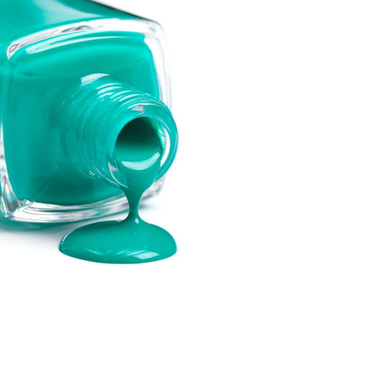 Nagellak vlek in je kleding of meubels? Zo verwijder je het.