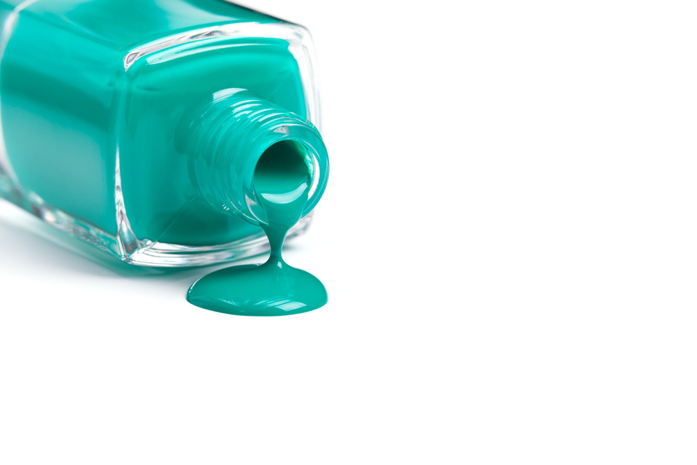 Nagellak vlek in je kleding of meubels? Zo verwijder je het.