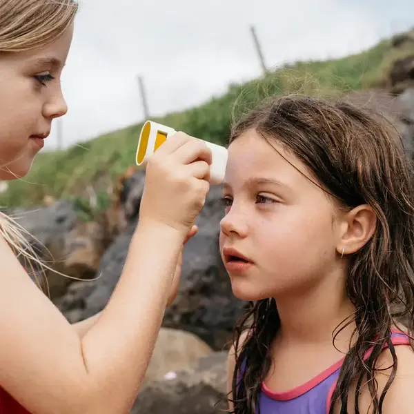 Little Urcrin Natürlicher Sonnenschutz für Kinder: „For Kids Natural Clear“ Zink SPF 50 Stick – praktisch zum Mitnehmen