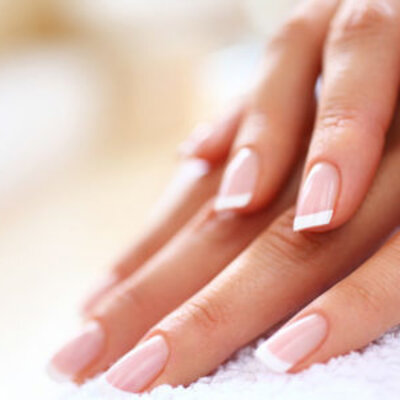 So zauberst du den schönsten Striplac-French-Manicure-Look