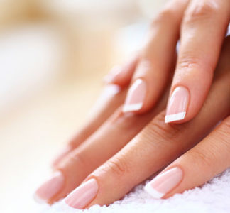 So zauberst du den schönsten Striplac-French-Manicure-Look