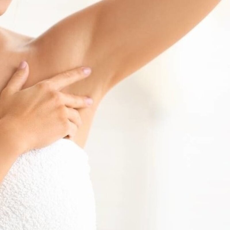 Wie vermeidet man weiße Flecken durch Deodorant auf der Kleidung?