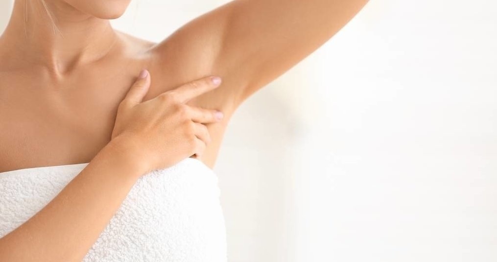 Wie vermeidet man weiße Flecken durch Deodorant auf der Kleidung?