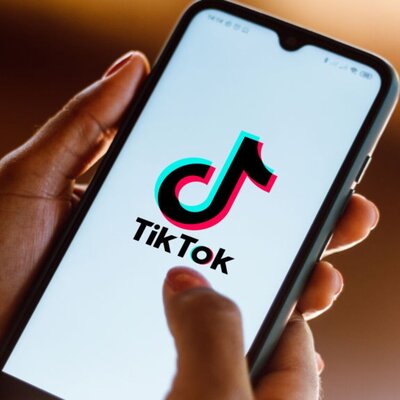 Hautprobleme bei Teenagern durch übermäßige Hautpflege aufgrund eines TikTok-Trends