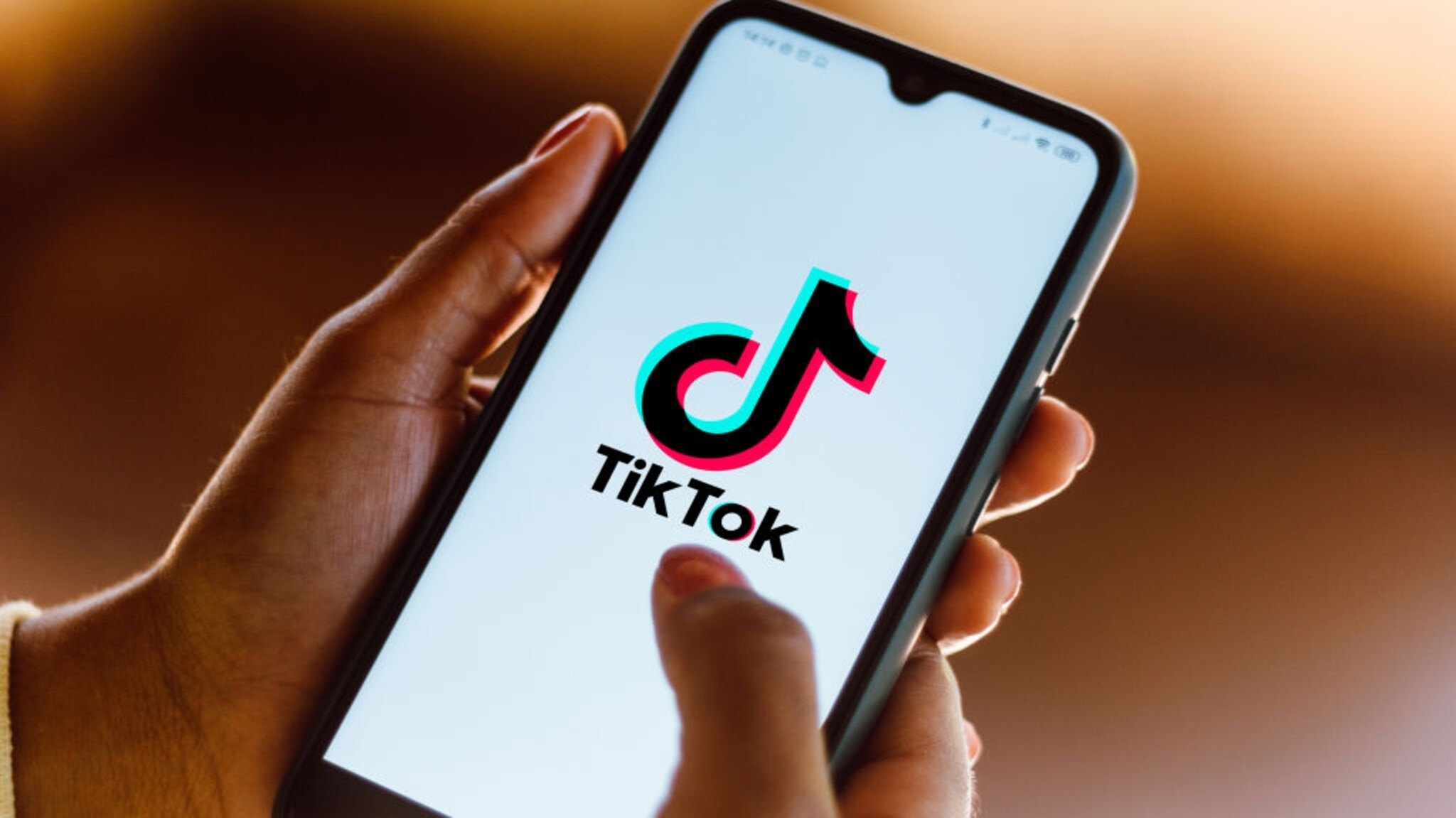 Hautprobleme bei Teenagern durch übermäßige Hautpflege aufgrund eines TikTok-Trends