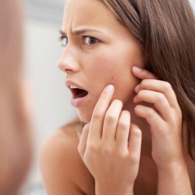 Was kann man gegen Pickel rund um die Menstruation tun?