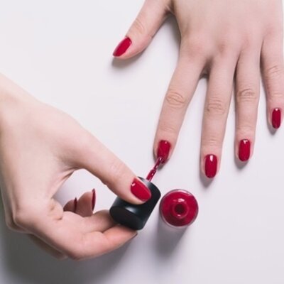 Belgischer Testaankoop testet Nagellack: möglicherweise krebserregende Inhaltsstoffe in Nagellack bekannter Marken.