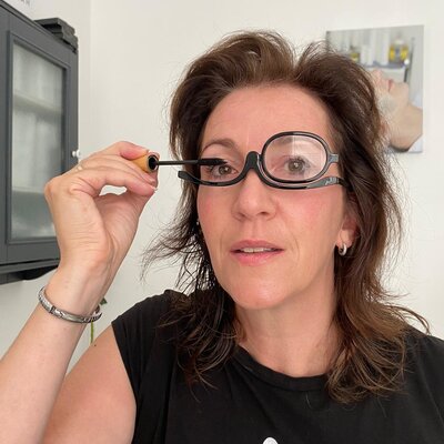 Die Lösung für das Auftragen von Augen-Make-up, wenn man schlechter sehen kann