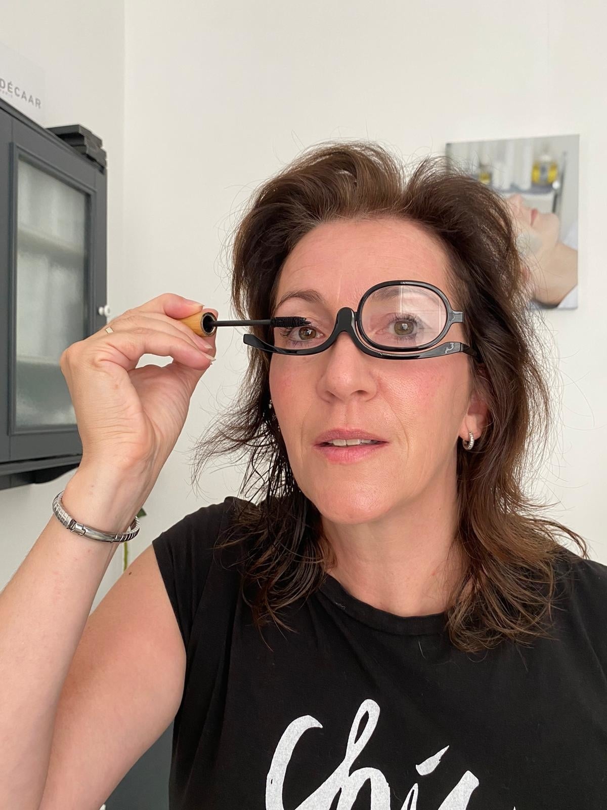 Die Lösung für das Auftragen von Augen-Make-up, wenn man schlechter sehen kann