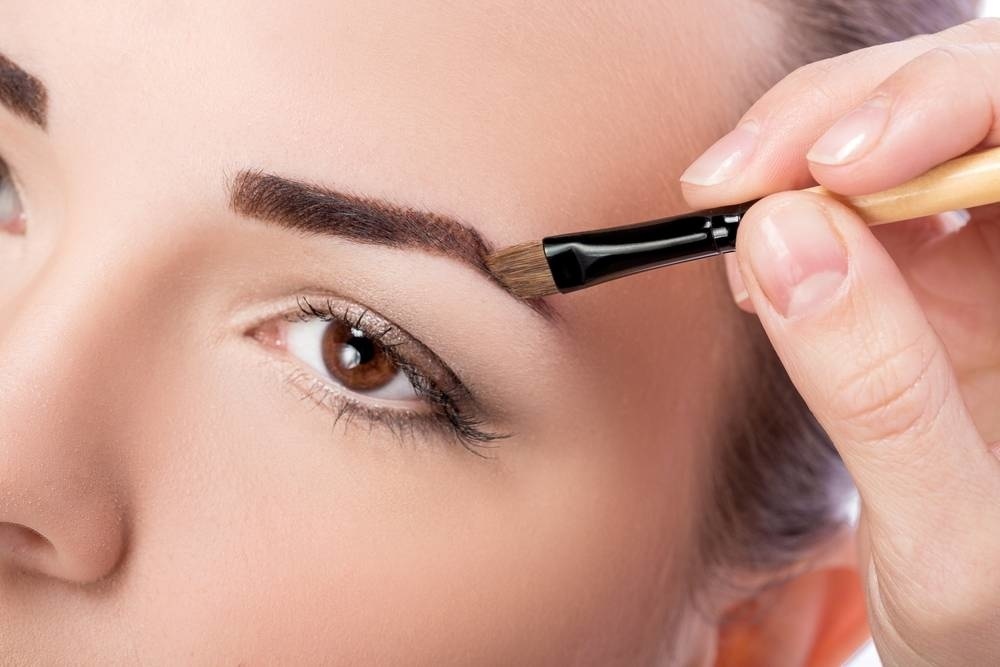 Wie bringe ich meine Augenbrauen in Form, jetzt, wo alle Salons geschlossen sind?