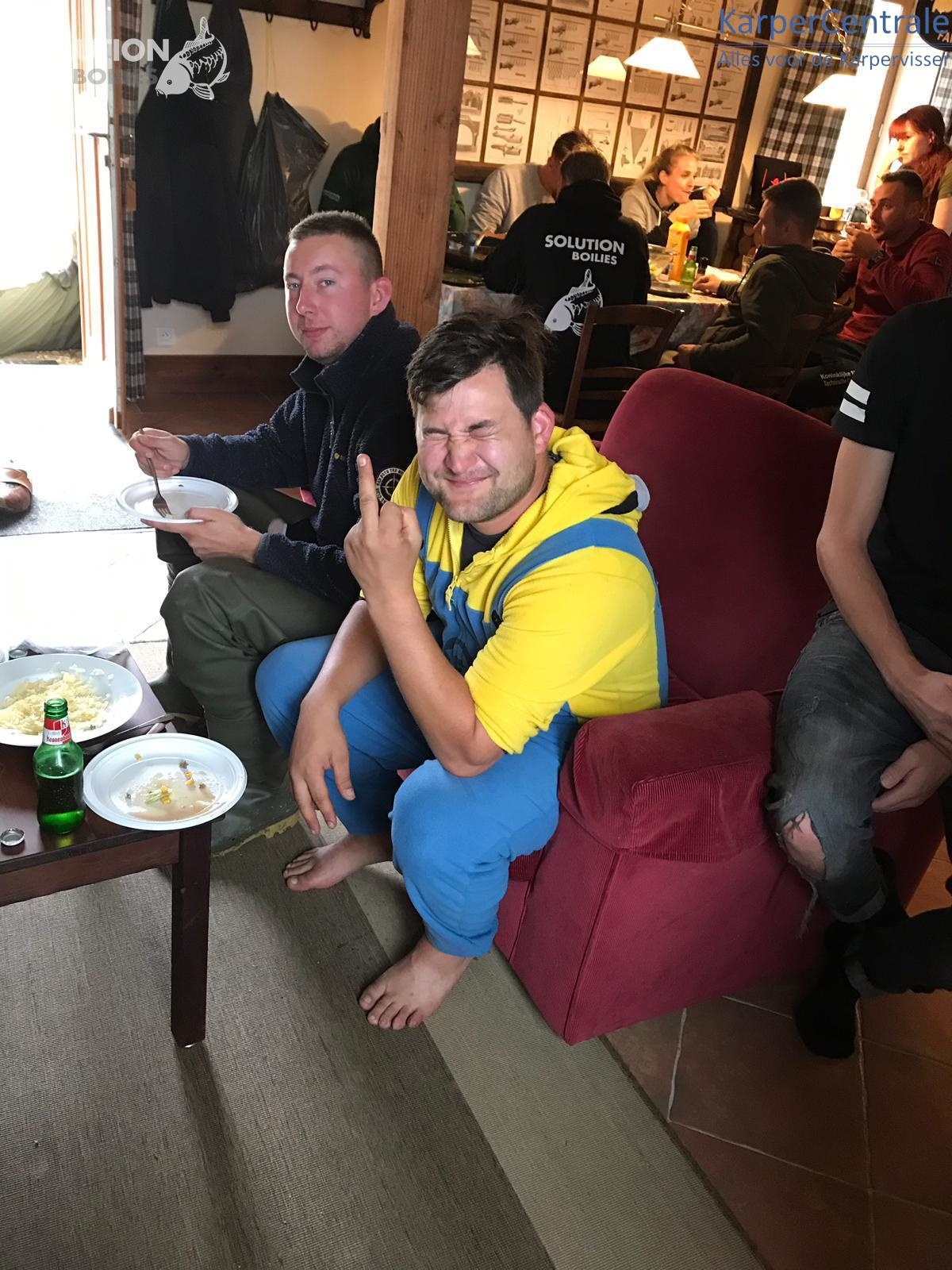 Gekheid in van een minion bij het avond eten