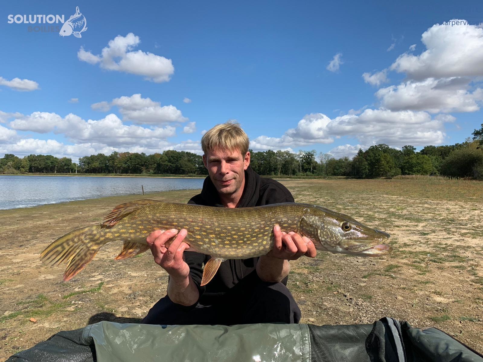 Harry Heethuis met een snoek