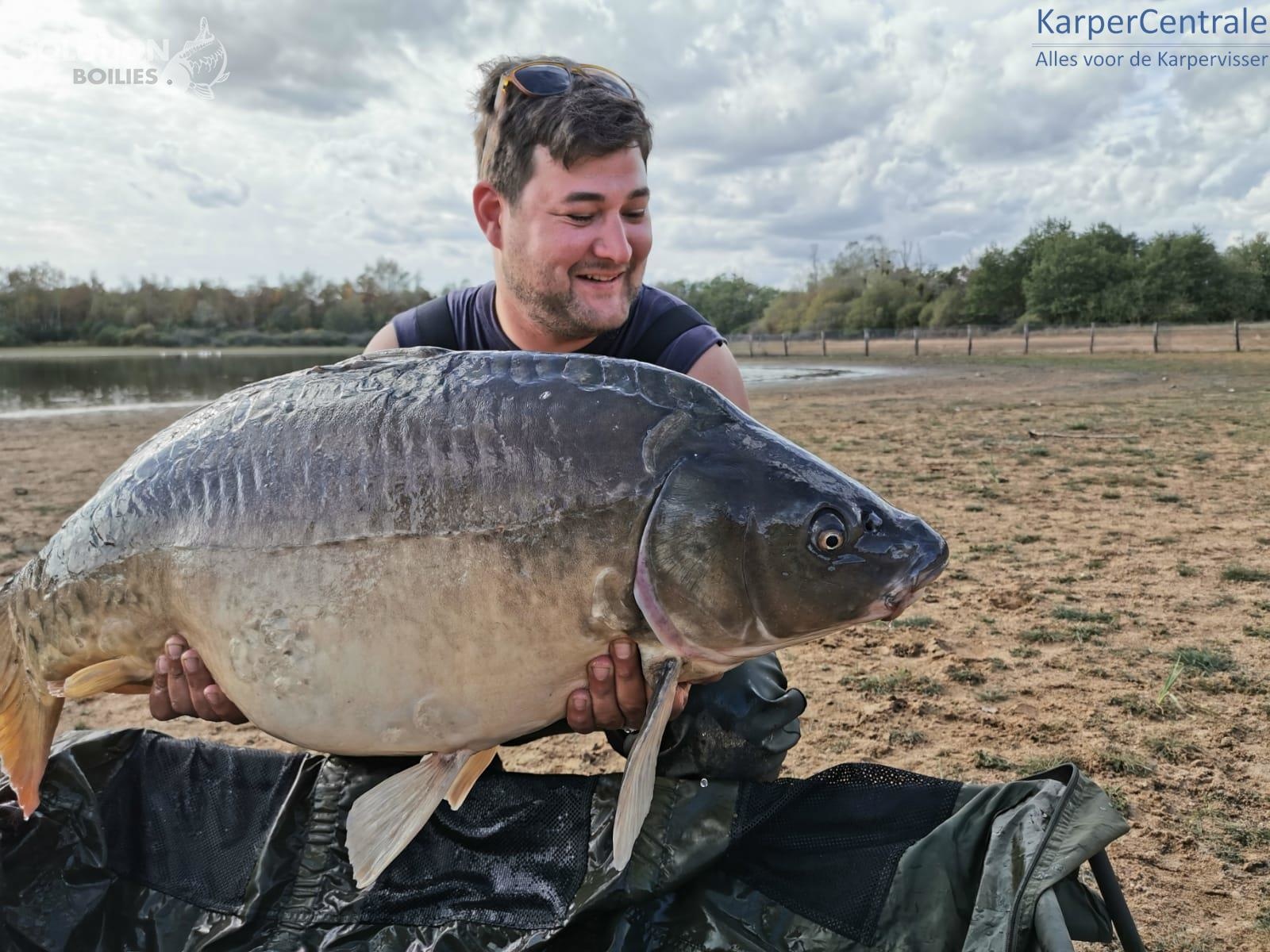 Kevin Folkersma met een spiegelkarper