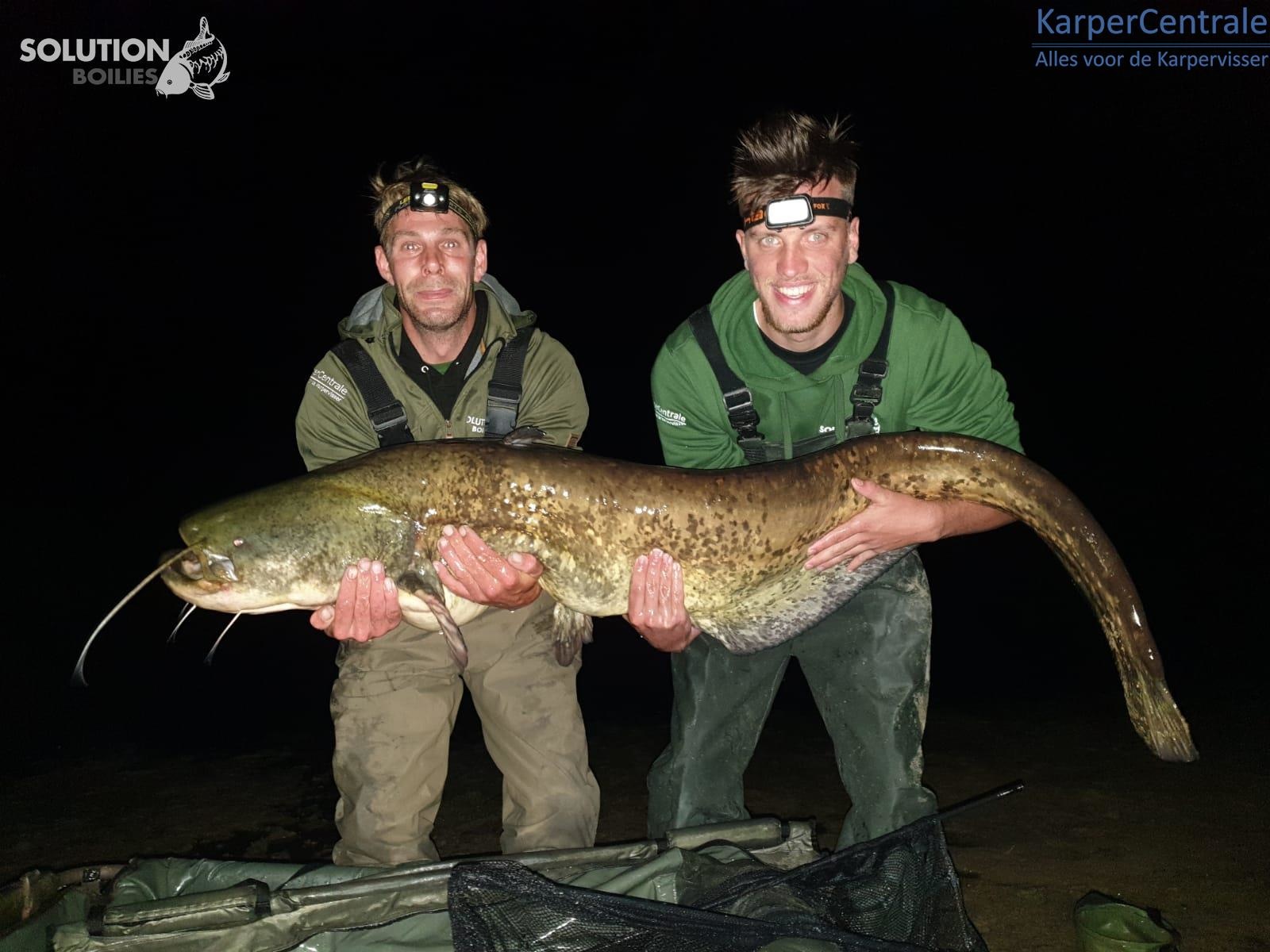 Harry Heethuis vangt zijn PR Meerval van 38KG! (Robert Bos Rechts)