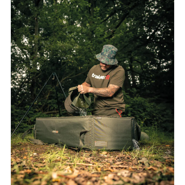 Trakker Sanctuary Deluxe Oval Crib