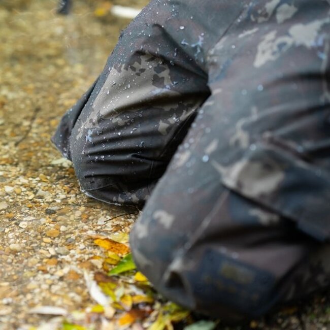 Nash ZT Helluva Camo Waterproof Trousers met Sherpa Fleece en Combat Design