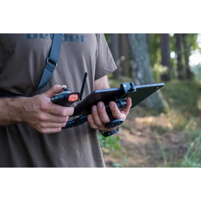 Deeper Quest Tablet en afstandsbediening houder.