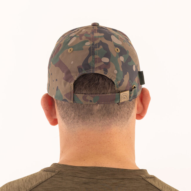 Trakker Water Resistant Cap - waterbestendige pet met camouflagepatroon en verstelbare band