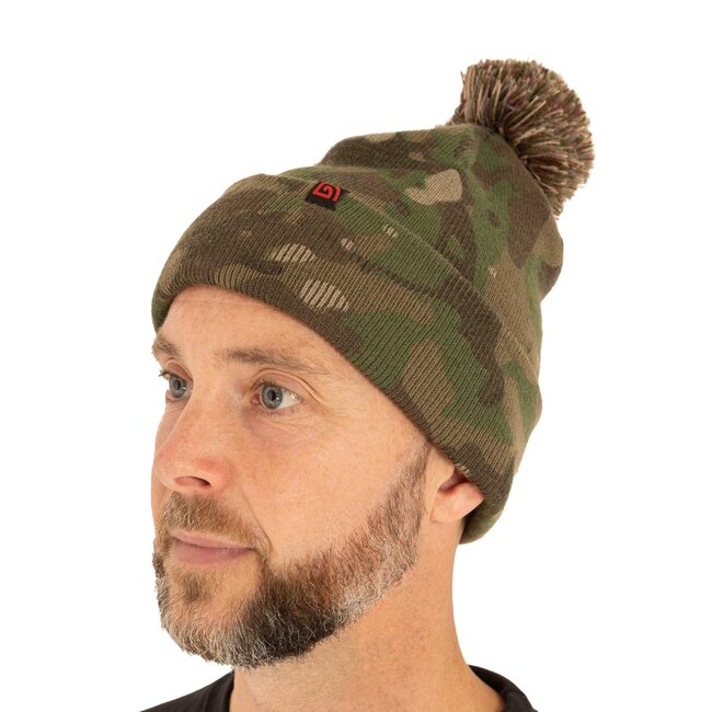 Trakker Bobble Hat - warme muts met camouflagepatroon en discreet merklogo
